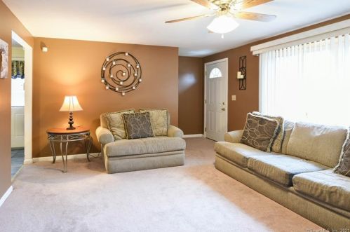 17 Riverview Cir, Waterbury, CT 06716-2409