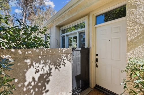 27943 Crown Court Cir, Santa Clarita, CA 91354-1416
