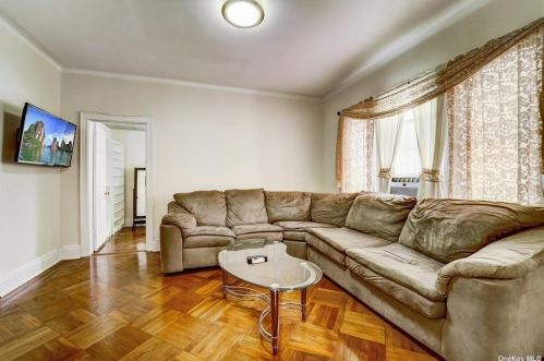 89-50 209th St, Jamaica, NY 11427-1008