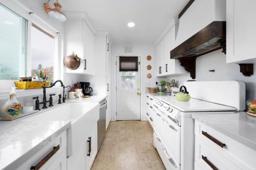 398 Delta Ln, Vista, CA 92083-5648