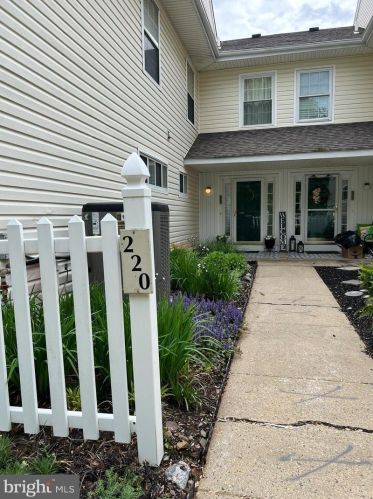 220 Windsor Ct, Glen Mills PA  19342-2025 exterior
