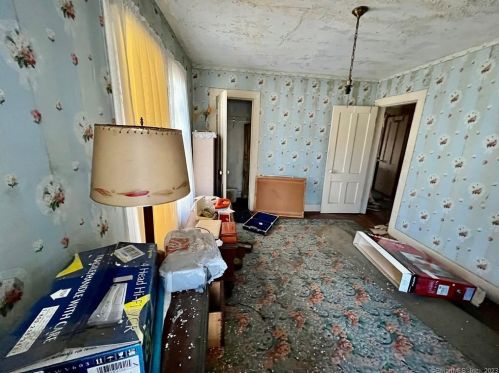 61 Maple St, Litchfield CT  06759-3101 exterior