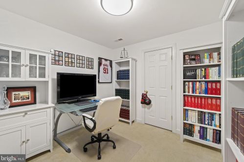 8168 Gilroy Dr, Lorton VA 22079-2936 exterior