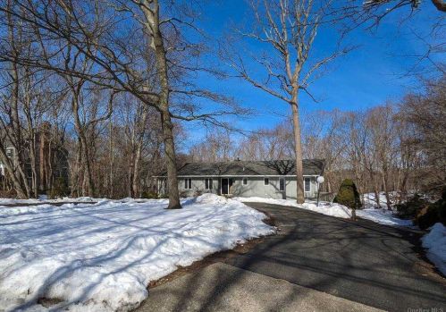 1 Willow Ct, Shoreham, NY 11786-1328