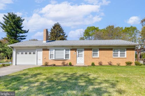 32 Maple Ave, Camp Hill, PA 17011-4118