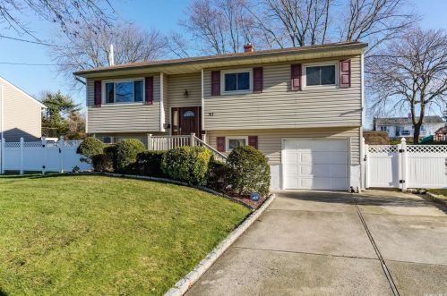 91 Babylon Ave, West Islip NY  11795-1231 exterior