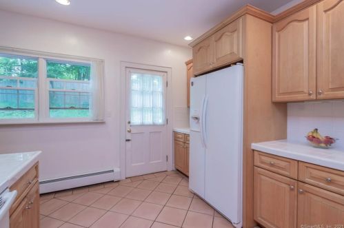 98 Kings Dr, Southport CT  06890-1209 exterior