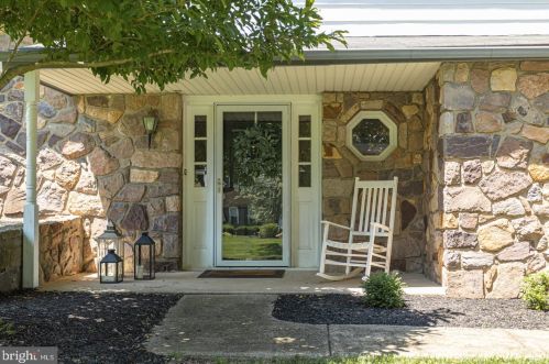 1024 Queens Dr, Yardley, PA 19067-4536
