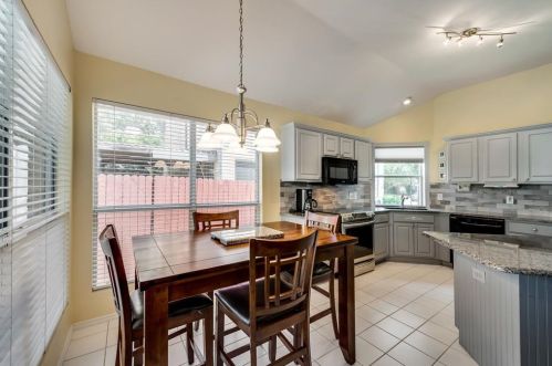 1704 Kingston Ln, Lewisville TX  75028-7307 exterior