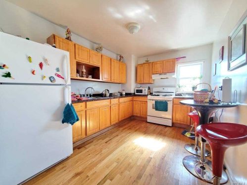 76-30 Park Ln, Jamaica, NY 11421-1029