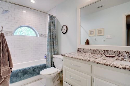 1305 Oak Dr, Lewisville TX  75028-3604 exterior