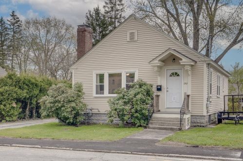 252 Lake St, Nashua NH  03060-4133 exterior