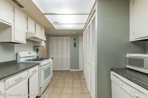 41 Kingsley Way, East Freehold NJ  07728-1675 exterior