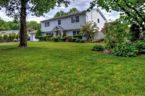 3 Puritan Ave, Mount Sinai, NY 11766-2511