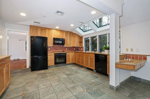 23 Lewis Ave, Hartsdale NY  10530-2803 exterior