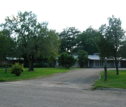 919 Black St, Uvalde, TX 78801-4228
