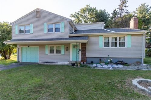 221 Woodland Ave, Bloomfield CT  06002-1357 exterior