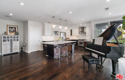 3200 Wrightwood Dr, North Hollywood CA  91604-3936 exterior