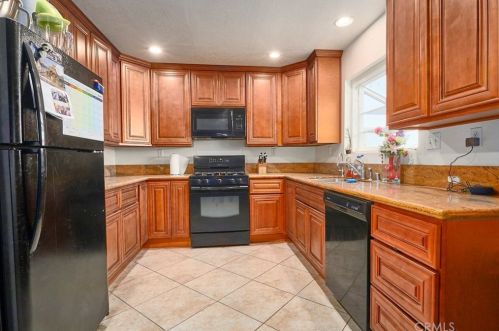 13363 Merry Oaks St, Victorville, CA 92392-1225