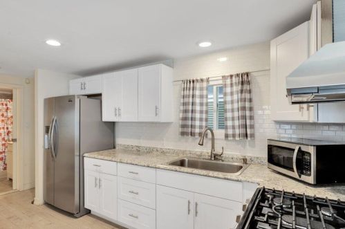 70 Santa Monica St, Palm Springs CA  92264-5257 exterior