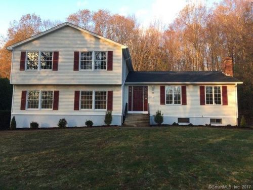 18 Cranberry Dr, Uncasville, CT 06382-2000