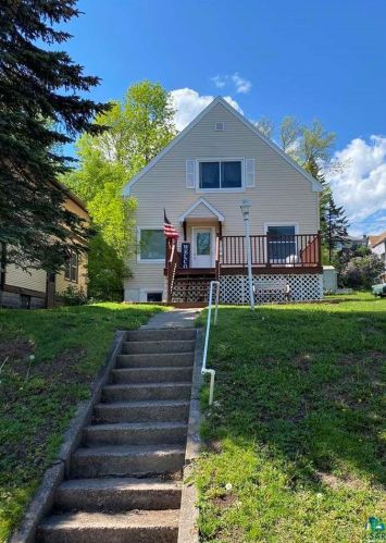 2223 11th St, Duluth, MN 55806-1201