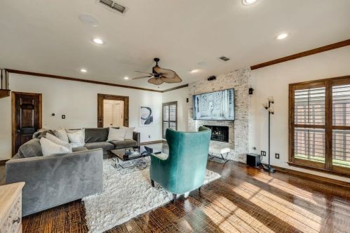 9427 Vis Cir, Irving TX  75063-5064 exterior