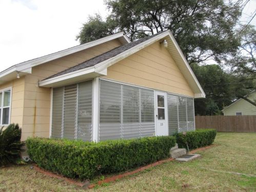 110 6th St, Highlands, TX 77562-3629