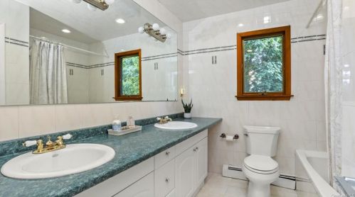 132 Woodland Dr, Pleasantville NY  10570-3612 exterior
