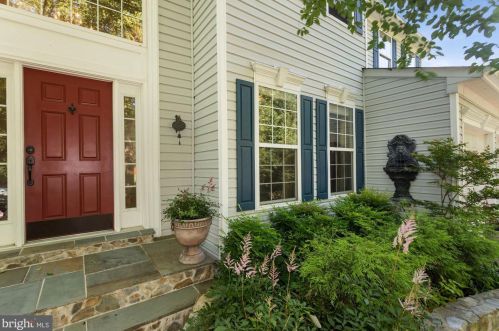 353 Locust Grove Dr, Purcellville, VA 20132-3285