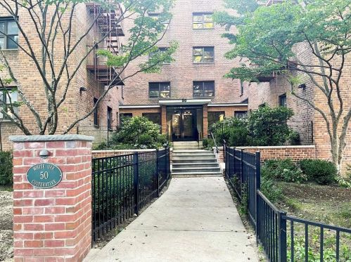 50 White Oak St, New Rochelle, NY 10801-1700