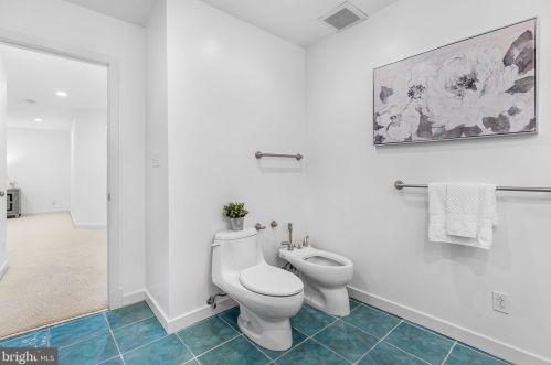 3709 Whispering Ln, Falls Church VA  22041-1121 exterior