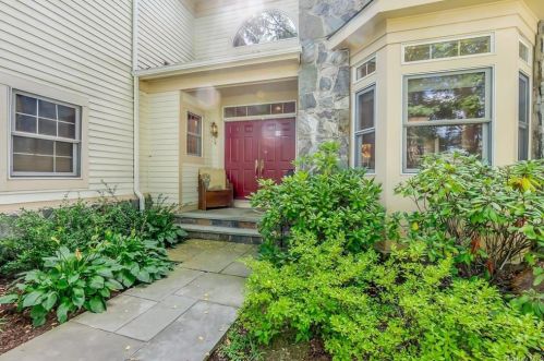 10 Easthaven Ln, White Plains, NY 10605-5460