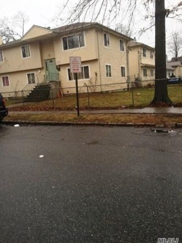 711 Broadway, Westbury, NY 11590-3629
