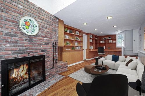 23 Lewis Ave, Hartsdale NY  10530-2803 exterior