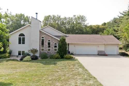 3115 Oak St, Twin View Heights, IA 52333-9343