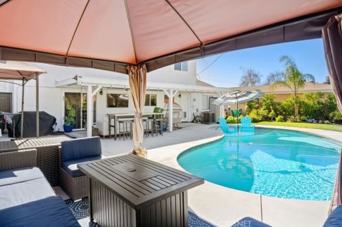 21051 Kingscrest Dr, Santa Clarita CA  91350-1990 exterior
