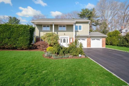16 Klaibar Ln, Elwood, NY 11731-5205