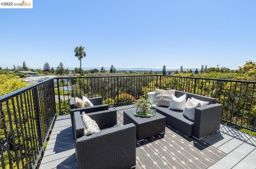 2463 Burlington St, Oakland CA 94602-2515 exterior