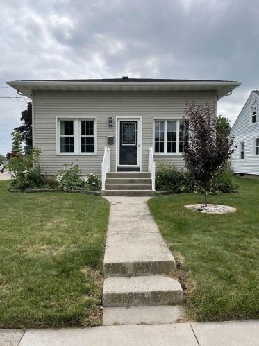 3403 Meadow Ln, Manitowoc, WI 54220-3647