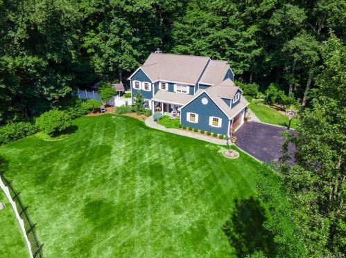 30 Brook St, Mahopac, NY 10541-3004
