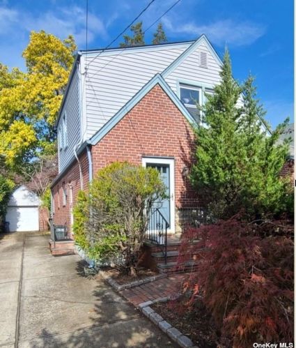 439 Tulip Ave, Floral Park, NY 11001-3203
