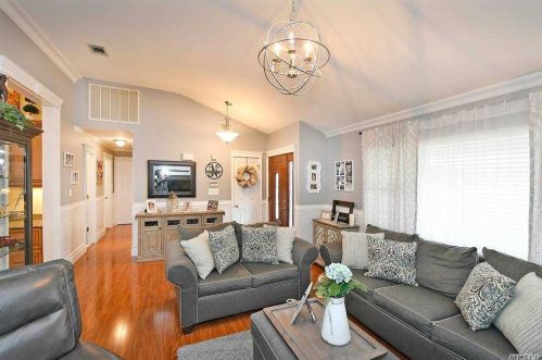 140 10 Ave, Holtsville NY  11742-2312 exterior