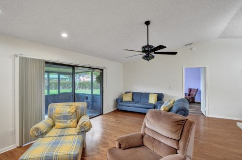 7 Farnworth Dr, Boynton Beach FL  33426-8121 exterior