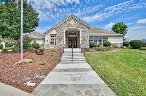 1046 Rolling Woods Way, Concord CA  94521-5400 exterior