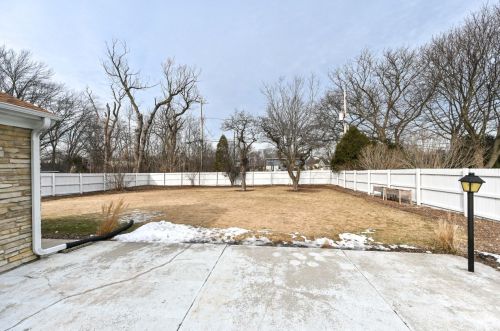 416 Dean Rd, Milwaukee WI  53217-2707 exterior