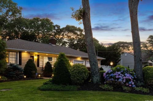 96 Vanderbilt Blvd, Oakdale, NY 11769-2033