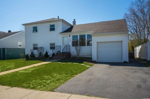 3508 Roanoke St, Seaford, NY 11783-3004