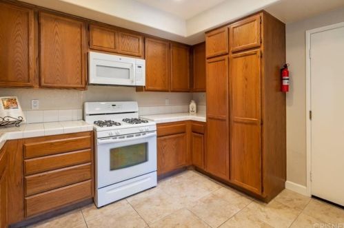 19032 Avenue Of The Oaks, Santa Clarita CA  91321-1444 exterior