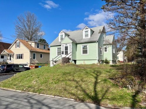7 Woods Pl, Middletown, NY 10940-5916